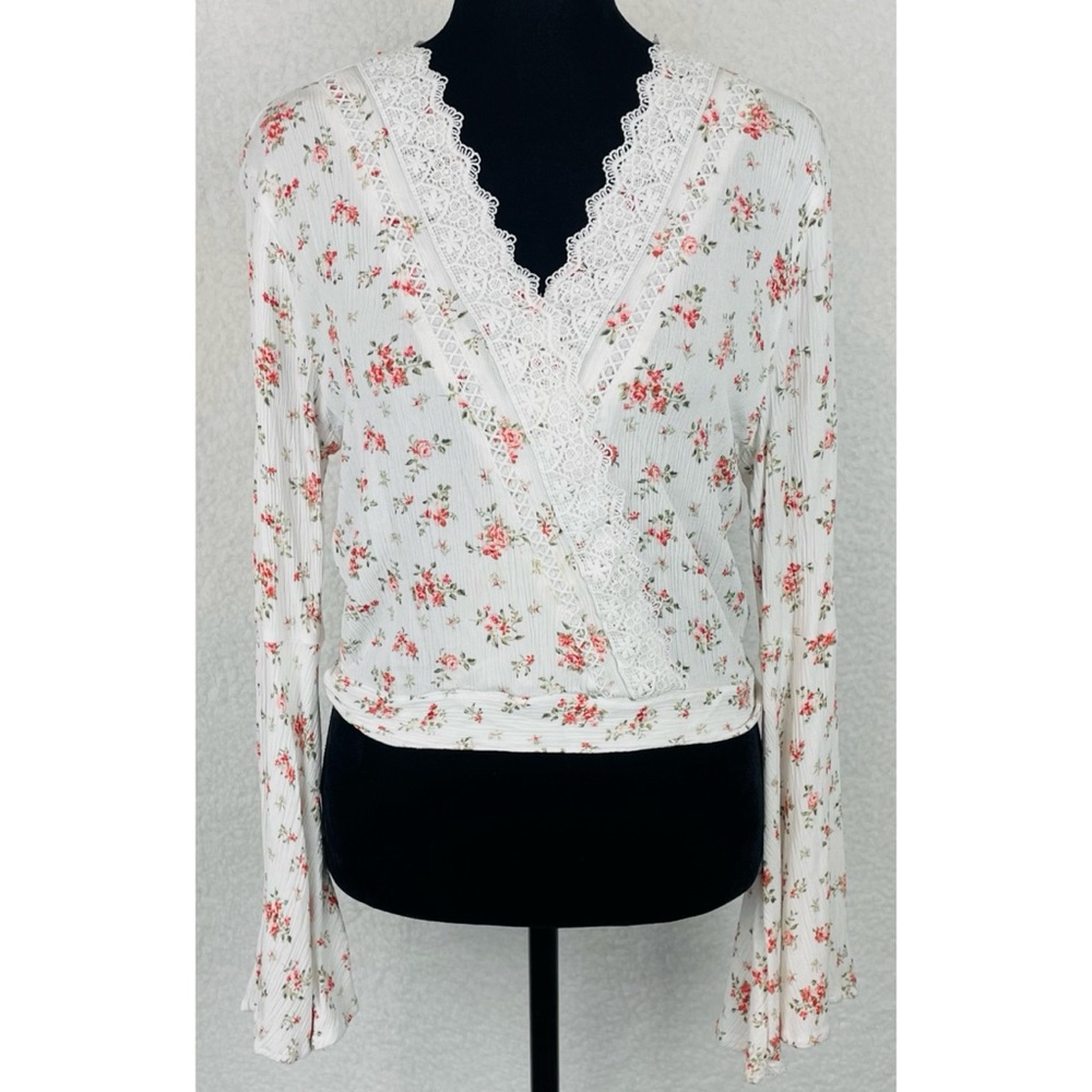 JUST POLLY • White/Multi Floral Print Lace Trim Bell Sleeve Cropped Blouse, L - Picture 2 of 14